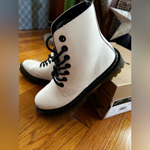 Dr.Martens 💕Luana white boots 💕size women’s 6 - Picture 2 of 11